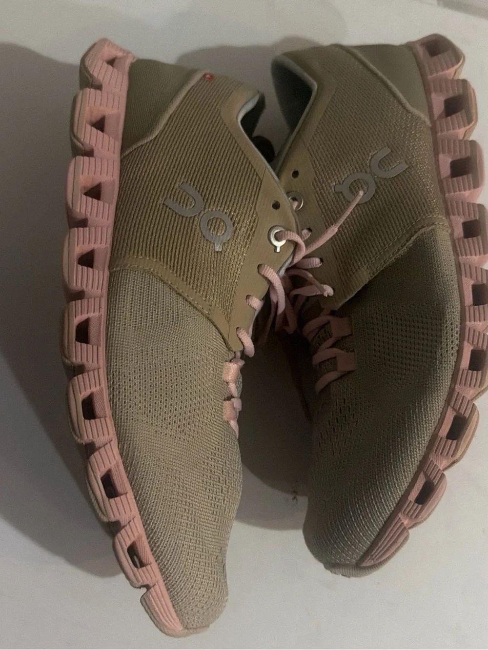On Cloud women running sneakers sz11